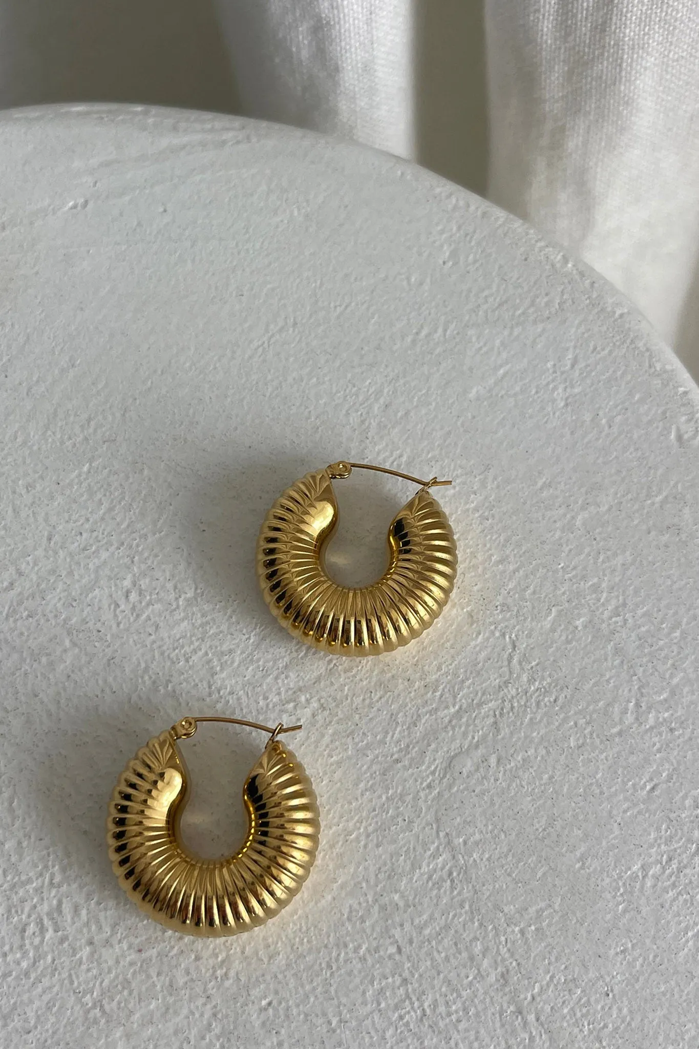 Tammi Chunky Ribbed Hoop Earrings Gold